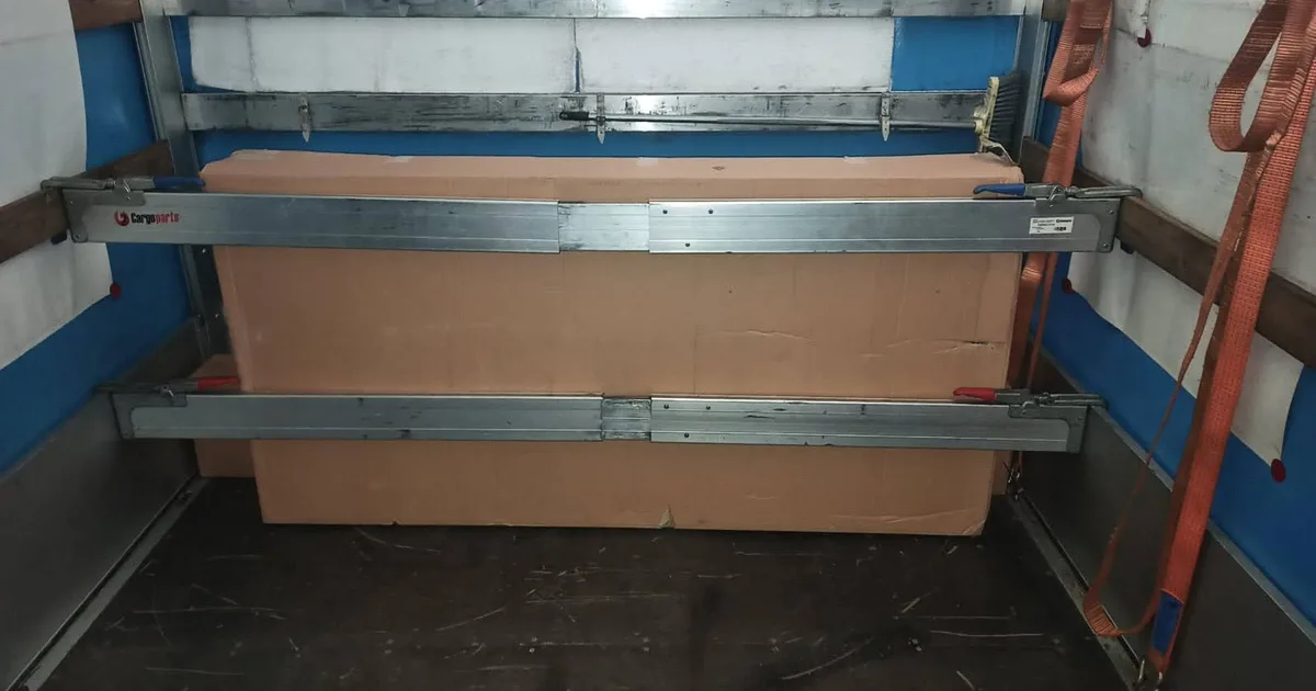 Carico assicurato con barre metalliche all'interno del semirimorchio